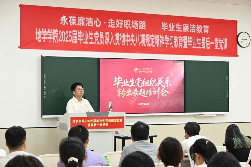 一群人在台上演讲 AI 生成的内容可能不正确。